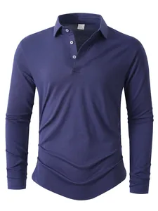 Primo piano di una polo a maniche lunghe blu scuro che mostra il colletto e il tessuto.