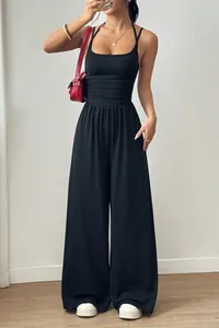 Eleganter schwarzer Jumpsuit mit Neckholder und weitem Bein für modische Urlaubstage