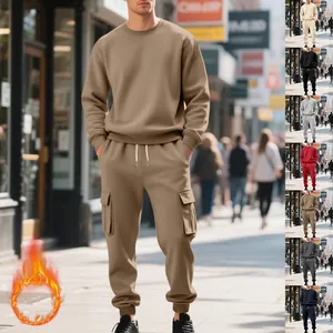 Buitenaanzicht van heren fleece sweatshirt en cargo joggingbroek set in diverse kleuren.