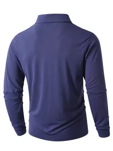 Vista posteriore di una polo classica a maniche lunghe blu navy da uomo in stile casual