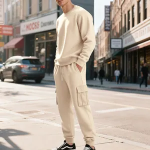 Gedetailleerd overzicht van de beige heren fleece sweatshirt en cargo joggingbroek set.