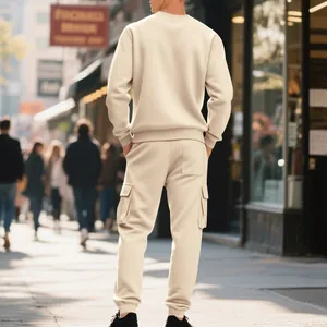 Achteraanzicht van een beige heren fleece trainingspak met sweatshirt en cargobroek
