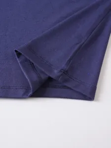 Primo piano dell'orlo a doppia cucitura su una maglietta blu navy a maniche lunghe.