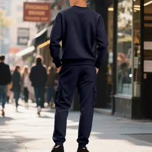 Gedetailleerd achteraanzicht van een marineblauw fleece sweatshirt en cargobroek set voor heren.