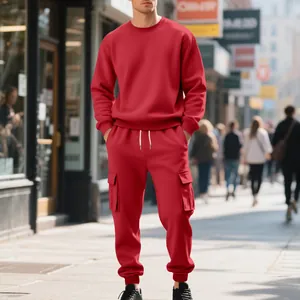 Detail van rood zwaar fleece heren sweatshirt met ronde hals en cargo joggingbroek set