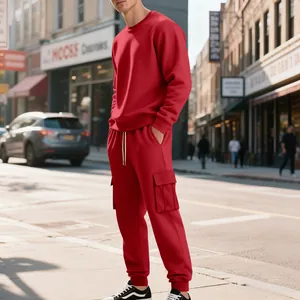 Heren rood fleece trainingspak met crewneck sweatshirt en cargobroek voor herfst.