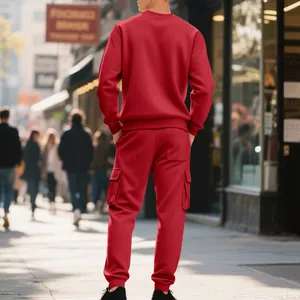 Achteraanzicht van rood fleece sweatshirt en cargo joggingbroek set voor heren.