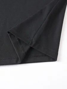 Primo piano dei dettagli delle doppie cuciture professionali su una polo da uomo in cotone nero