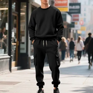 Streetwear lifestyle-weergave van de zware zwarte fleece sweatshirt en cargobroek set