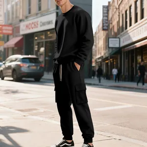 Volledig zijaanzicht van zwart fleece sweatshirt en cargobroek set voor heren model