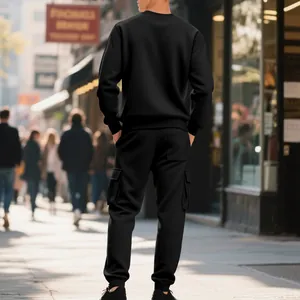 Achteraanzicht van een man in een zwart zwaar fleece sweatshirt en cargo joggingbroek