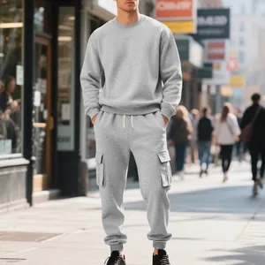 Model draagt een grijze zware fleece sweatshirt en cargo joggingbroek set in een stadsstraat
