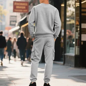 Achteraanzicht van grijs heren fleece sweatshirt en cargo joggingbroek set.