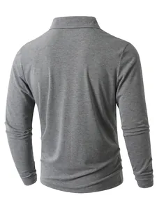 Vista posteriore di una classica polo grigia a maniche lunghe da uomo su sfondo bianco.