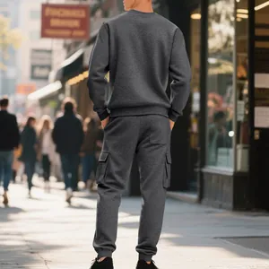Achteraanzicht van een donkergrijze fleece sweatshirt en cargo joggingbroek set voor heren