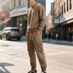 Gedetailleerd zijaanzicht van man in kaki set van crewneck en cargo joggingbroek