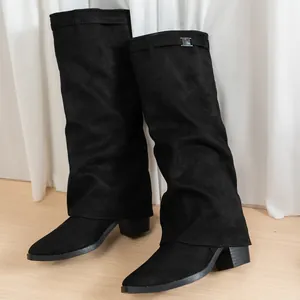 Bottes hautes noires à talons épais avec design plissé style pantalon pour femme.
