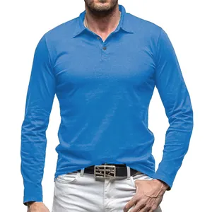 Dettaglio di una polo blu brillante a maniche lunghe da uomo con colletto classico.