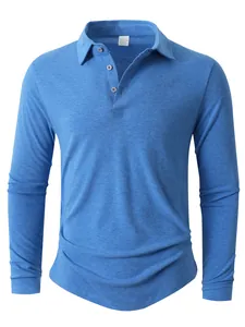 Dettaglio di una polo blu a maniche lunghe da uomo con classica abbottonatura a tre bottoni.
