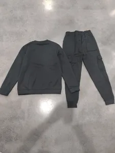 Volledig achteraanzicht van de zwarte heren sweatshirt en cargo broek set van fleece