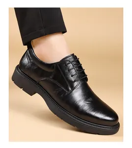 Détail de chaussures derby classiques en cuir noir pour hommes tenue de bureau