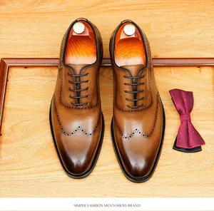 Vue détaillée de dessus des chaussures richelieu brogue en cuir marron patiné vintage