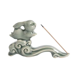 Zeladon Keramik Räucherstäbchenhalter mit Jade Kaninchen und Glückswolken Design