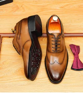Vue détaillée de chaussures Oxford richelieu vintage patinées à la main avec broguing