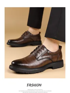 Gros plan détaillé sur d'élégantes chaussures Derby en cuir marron pour hommes à semelle noire.