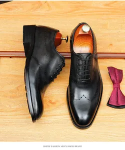 Vue détaillée de chaussures richelieu en cuir noir avec embauchoirs en bois