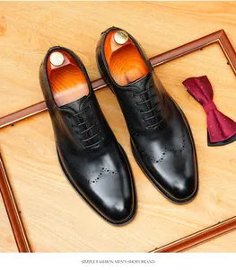 Vue détaillée des chaussures Richelieu richelieus en cuir noir avec perforations