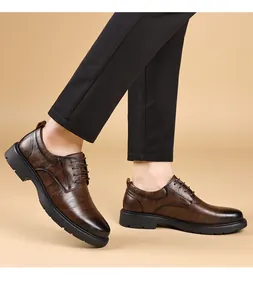 Détail de profil de chaussures Derby classiques en cuir marron vintage avec pantalon noir