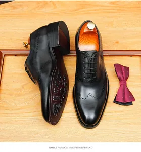 Vue détaillée de chaussures richelieu brogue noires pour hommes avec motifs perforés chic.