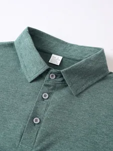 Vista dettagliata del tessuto melange verde e del colletto polo per t-shirt da uomo