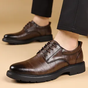 Chaussures derby classiques en cuir marron pour hommes avec une finition vintage.