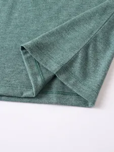 Primo piano del bordo con doppia cucitura di alta qualità su una t-shirt da uomo in cotone verde