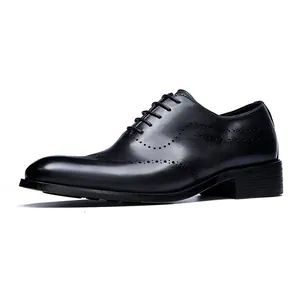 Chaussures richelieus Oxford noires classiques à perforations pour hommes, vue de profil