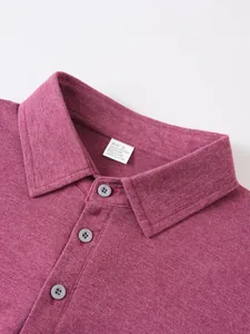 Primo piano del colletto di una polo da uomo con etichetta taglia e bottoni