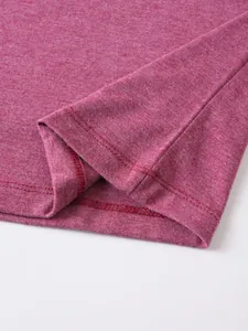 Dettaglio del tessuto fucsia di una t-shirt che mostra le cuciture resistenti dell'orlo.