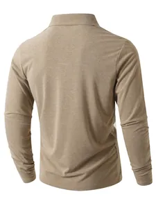 Vista posteriore di una polo a maniche lunghe color kaki da uomo in stile casual