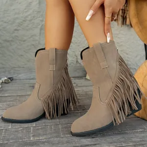 Botines de estilo western en color caqui con flecos, punta fina y tacón de bloque.