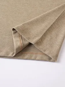 Primo piano dell'orlo a doppia cucitura di una t-shirt a maniche lunghe da uomo beige