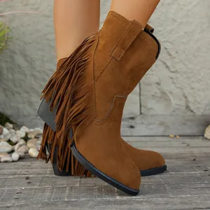 Elegantes botas Western de ante marrón con flecos largos y un tacón cuadrado grueso.