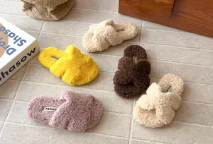 Collezione di pantofole di peluche per bambini in vari colori con cinturini incrociati qui