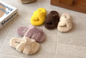 Vista dettagliata di pantofole di peluche colorate in morbida trama di lana d'agnello