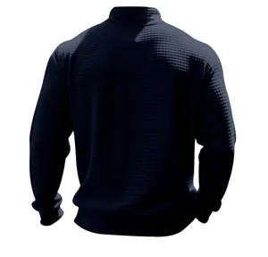 Vista posteriore di una felpa da uomo blu navy in maglia a nido d'ape con texture