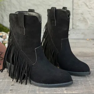 Detalle de botas vaqueras negras de ante sintético con elegantes flecos laterales