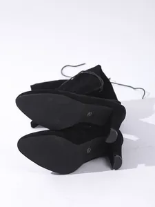 Detaillierte Ansicht der schwarzen Overknee-Wildlederstiefel mit hohem Blockabsatz