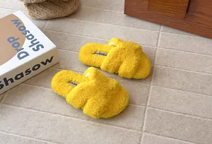 Vista dettagliata di pantofole soffici per bambini giallo brillante in morbido peluche
