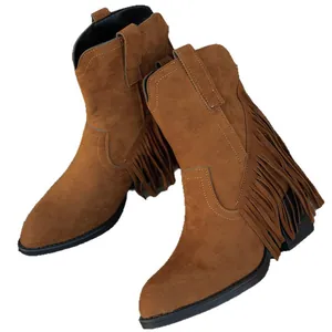 Elegantes botas cowboy Western de ante marrón con flecos y diseño de punta afilada